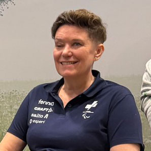 Jaana Feldt hymyilemässä kameralle tummansininen Tulevaisuuden tähdet t-paita päällään Fennian julkistustilaisuudessa.